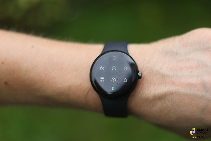 Man sieht die Schnelleinstellungen auf der Google Pixel Watch.